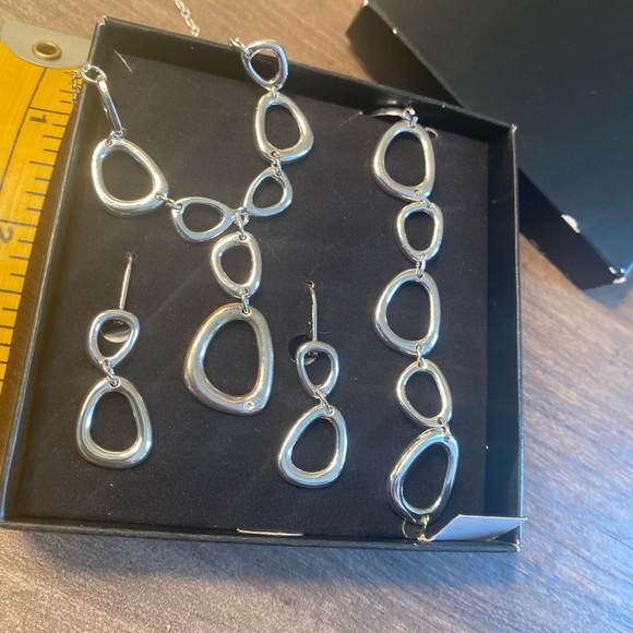 Costume Jewelry Set - New In Box - Picture 2 of 4